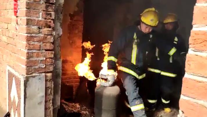 29秒|民房遇火灾房顶坍塌 消防员“淡定”拎出喷火煤气罐
