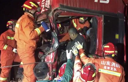 淄博2车相撞1人被困 消防紧急救援