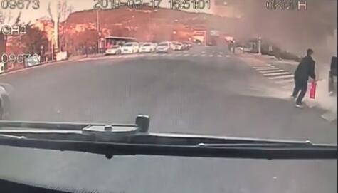 30秒|济南：私家车路边着火 公交驾驶员及时相助灭火