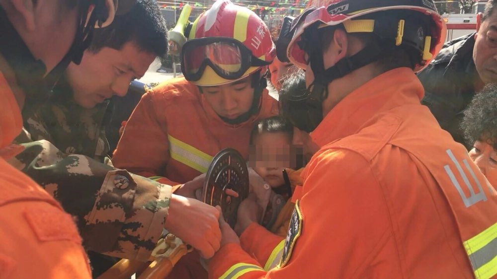 淄博2岁儿童手指卡入篦子圆孔 消防员细心解救
