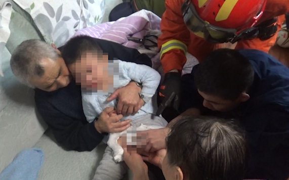 66秒丨淄博：2岁男童被玩具卡住“命根子” 消防员化身暖心叔叔营救