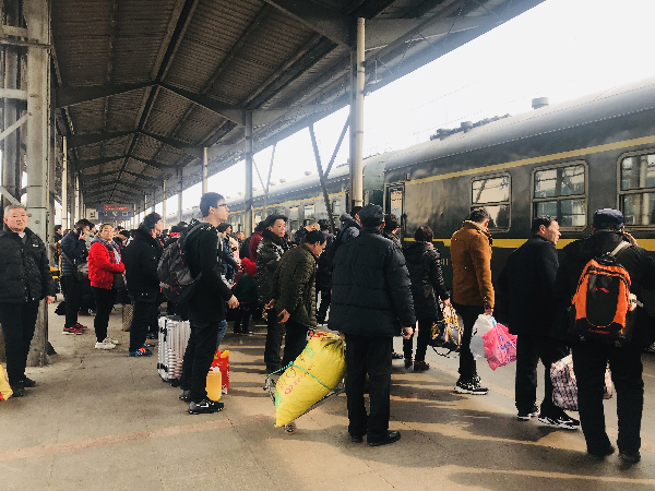 临沂火车站迎返程高峰日发送旅客达万人 上海方向已无票