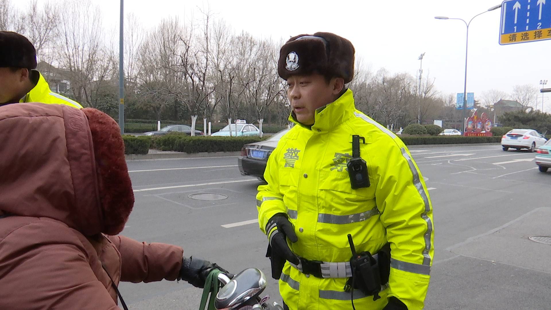 男子自行车逆行违章后“耍赖” 看济南这位交警如何应对