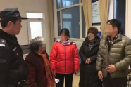 潍坊7旬老人冬夜迷路 警方忙到凌晨12点为她找到家人