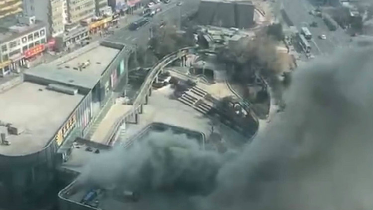 41秒丨济南绿地中心裙楼突发火灾 无人员伤亡