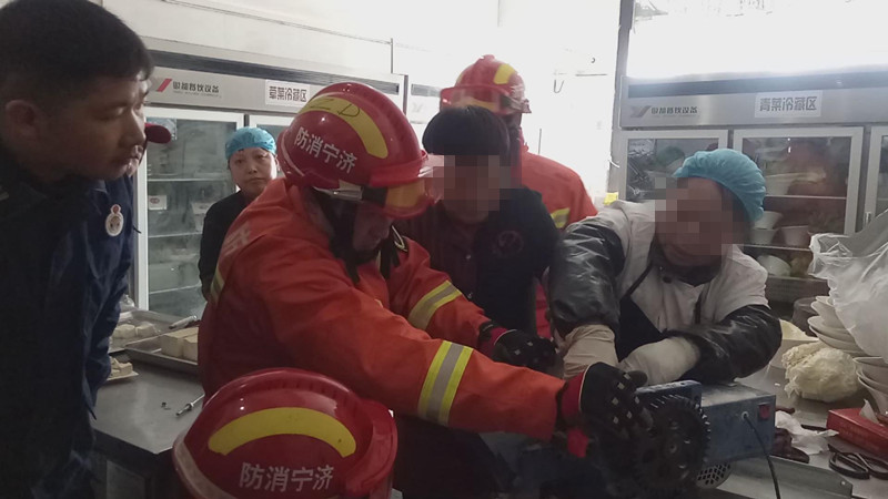 女子手指被卡面条机 济宁消防紧急救援