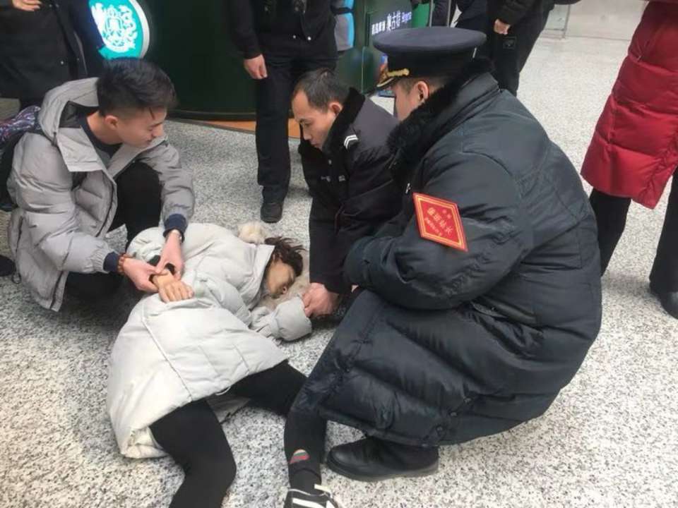 旅客因低血糖晕倒在候车室 曲阜东站工作人员忙救助