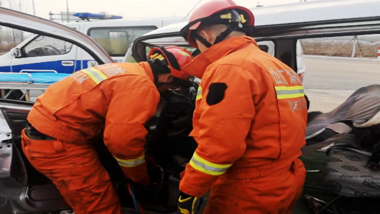 60秒丨潍坊昌乐两车猛烈相撞一驾驶员被困 消防员紧急救援