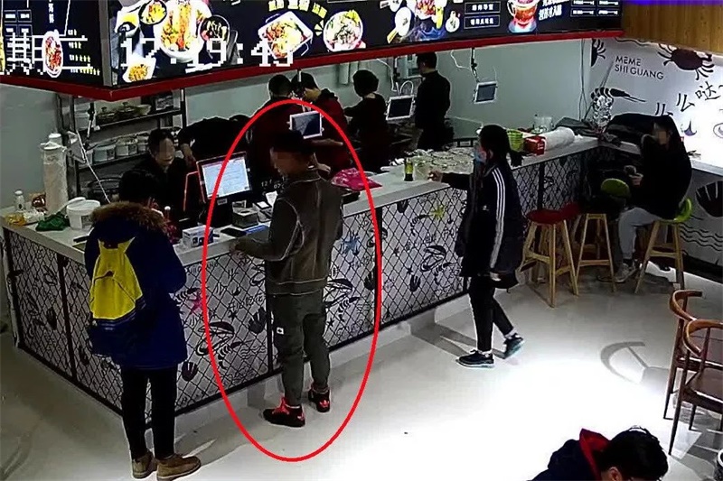 济宁：“淡定男”餐厅偷手机 偷完继续就餐