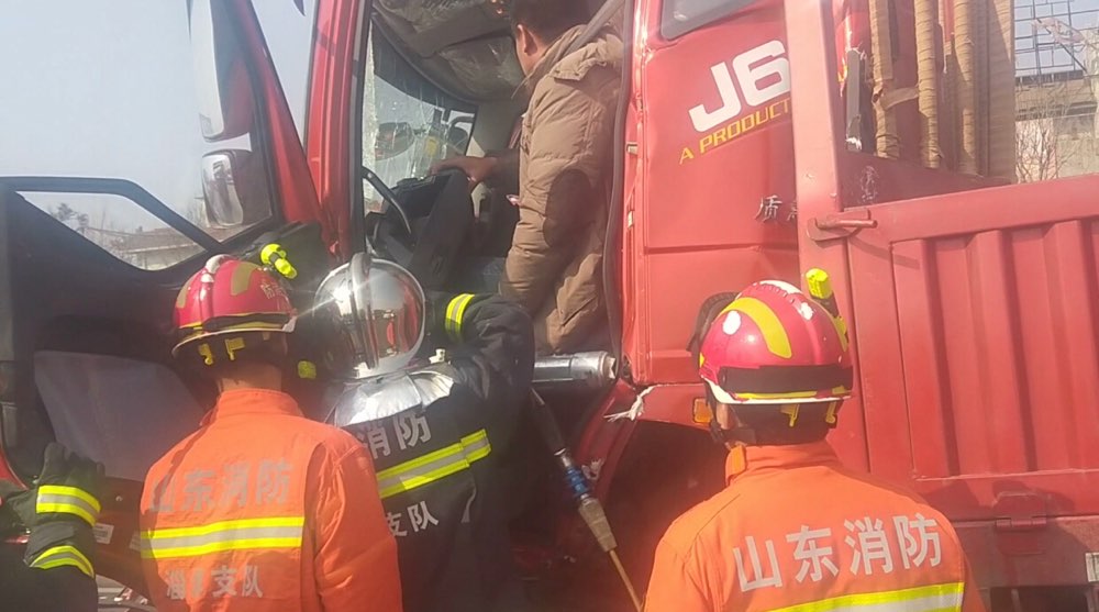 淄博：两货车追尾司机被困  消防员快速救援