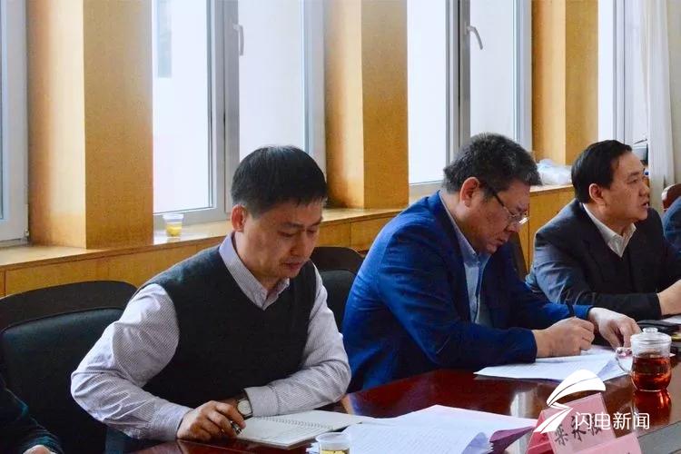 省工业和信息化厅四级调研员栾永强 面对企业代表的焦虑,省工业和信息化厅四级调研员栾永强当即提出解决方案,我们正在跟部分银行磋商,将省里的瞪羚企业资源整体打包,由专业机构进行信用评级,争取金融机构整体进行授信,为200家瞪羚企业争取纯信用授信。信用等级好的瞪羚企业最高可以给予500万元贷款支持,信用等级较好的也可以拿到200万、100万或50万不等的信贷资金。同时,引入国内专业科技担保公司进行增信,并出台贷款贴息、风险补偿和转贷周转金等一揽子配套政策措施。 针对我省半导体行业缺乏专业人才问题,参加座谈会