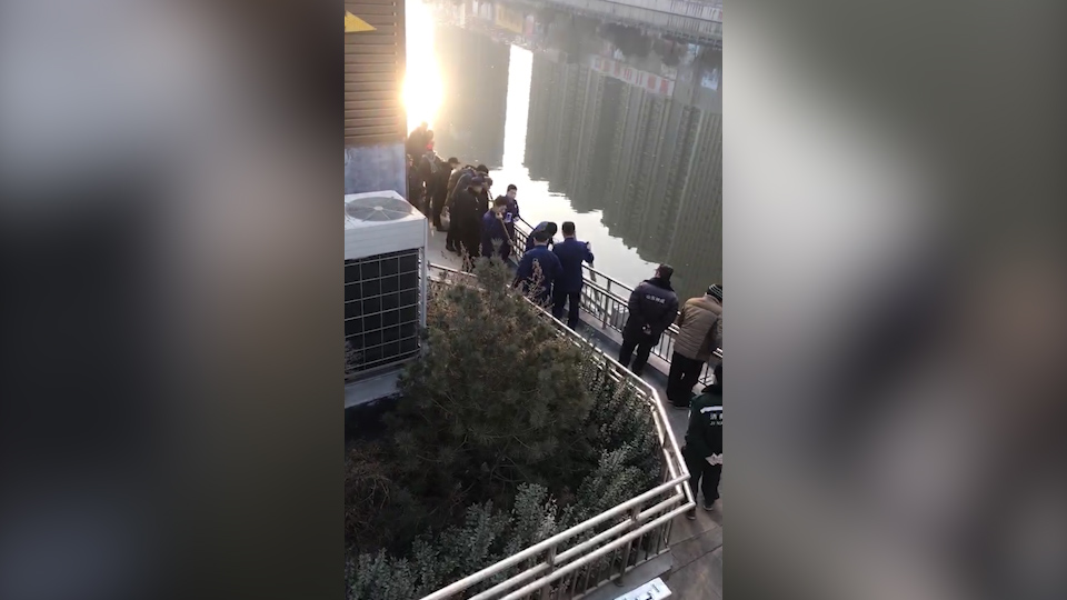 66秒丨济南小清河一男子溺亡 目击者称其自己跳入河中