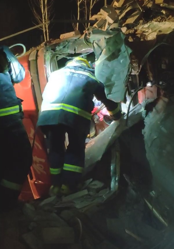 30秒丨撞塌三间民房 滨州轿车司机被困消防急救援