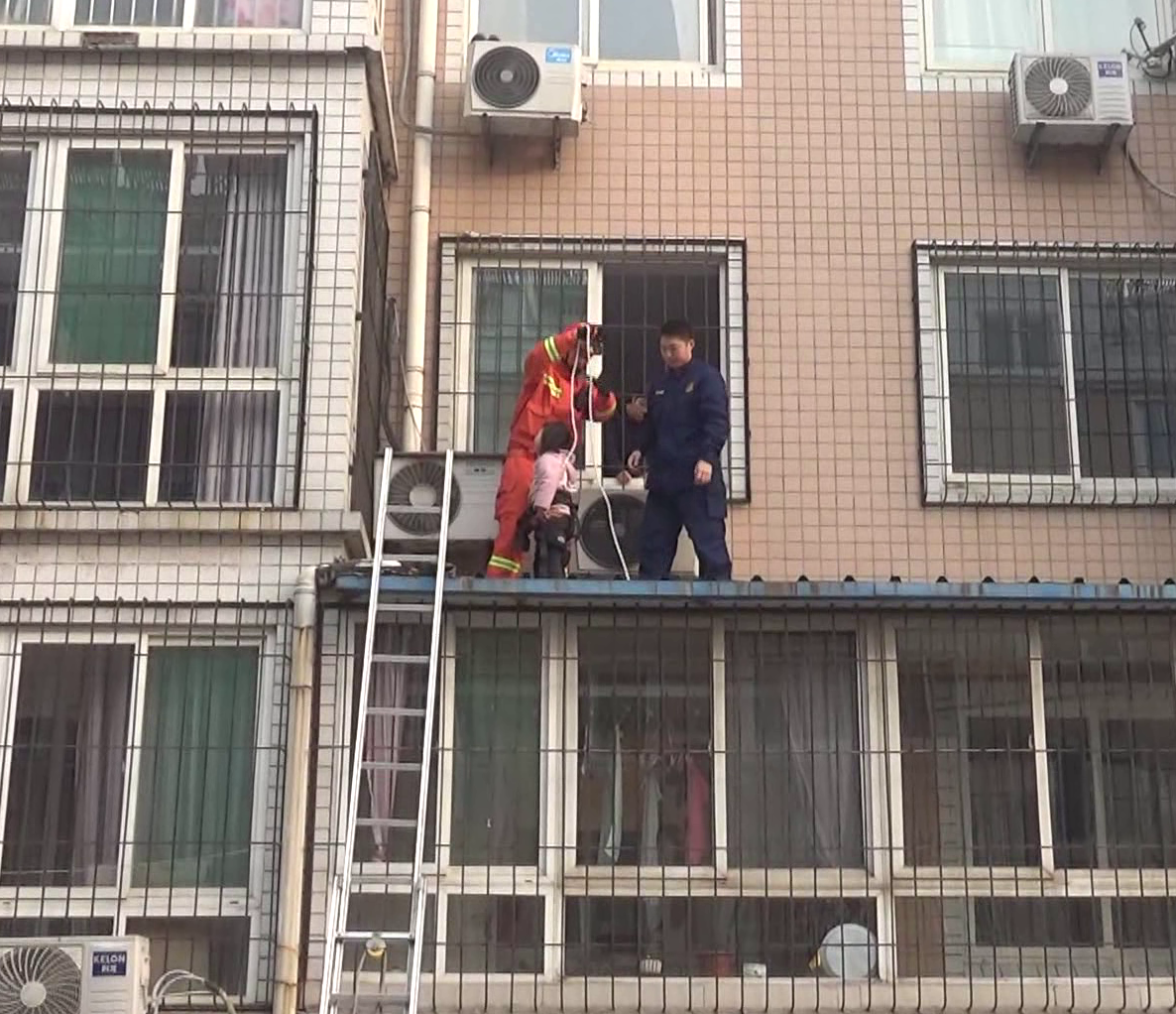 36秒丨淄博4岁女童3楼窗台掉落到2楼防盗网顶棚上 消防紧急救下