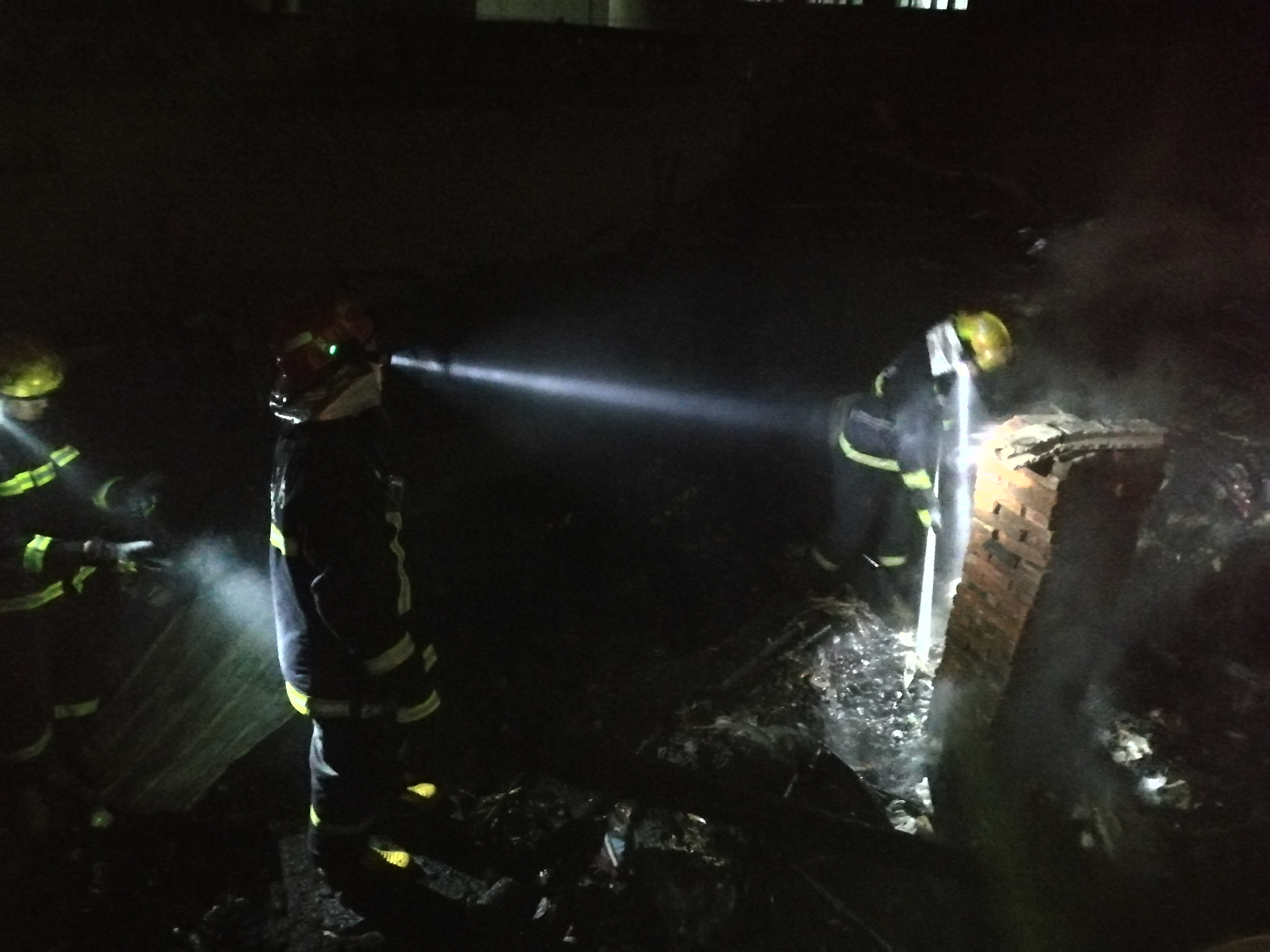35秒丨泰安民房失火老人被困家中 消防紧急救出