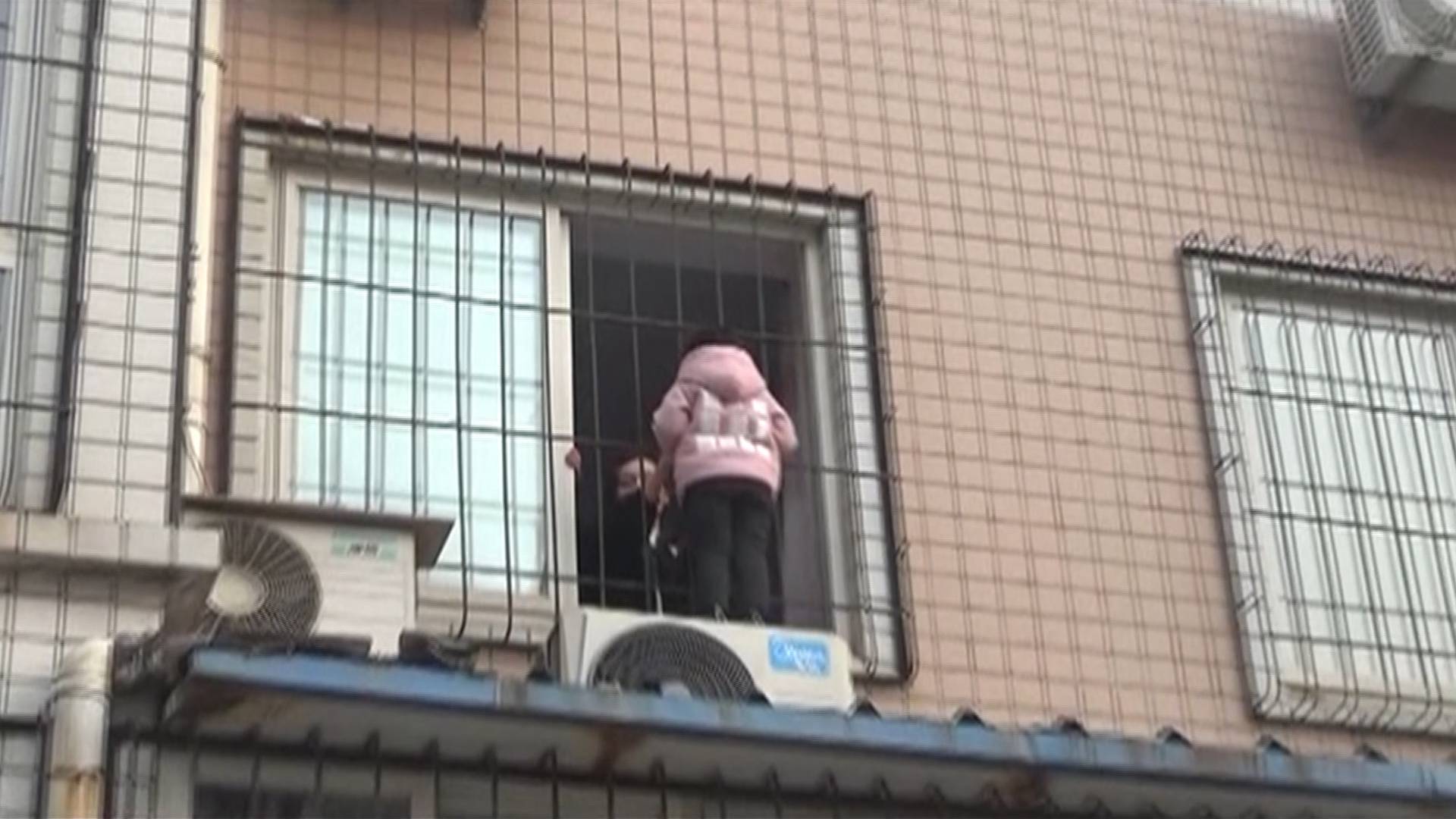 56秒｜淄博一名四岁女童掉落二楼阳台 消防队员“爬梯”救人