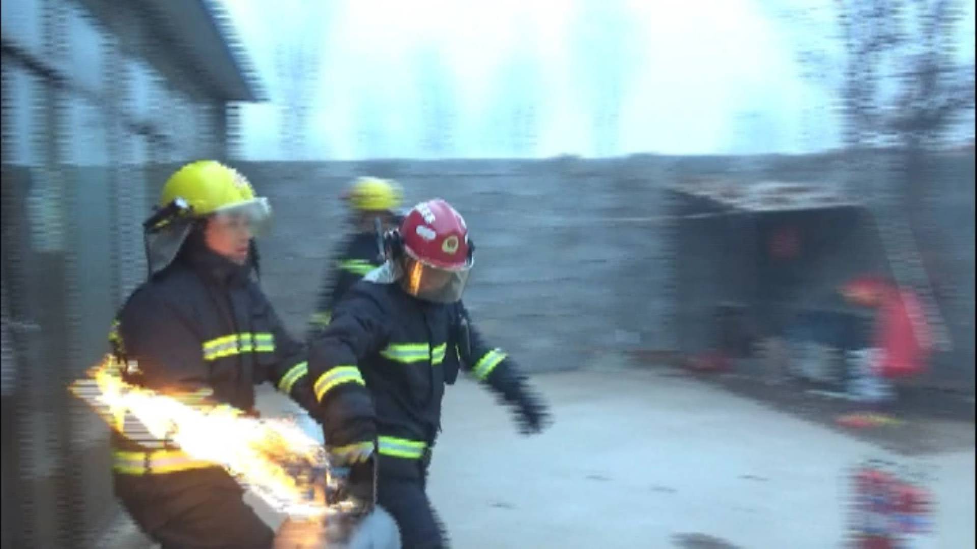 42秒丨又见“抱火哥”！2名消防员徒手拎出喷火煤气罐