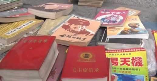 49秒｜枣庄69岁老人街头卖书20年 守候城市最后的旧书摊  