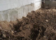 泰安大展新城国际小区门头房地下挖大坑 居民提心吊胆