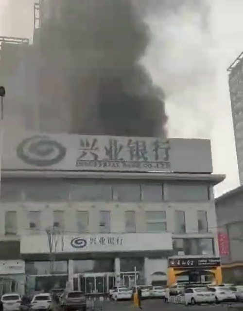 突发！淄博柳泉路一座建筑楼顶冒起浓烟 疑似变压器故障起火