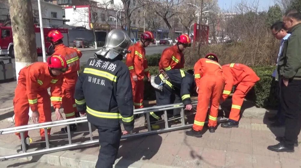 淄博：井盖损坏女子不慎掉入3米深井内 消防员及时救援