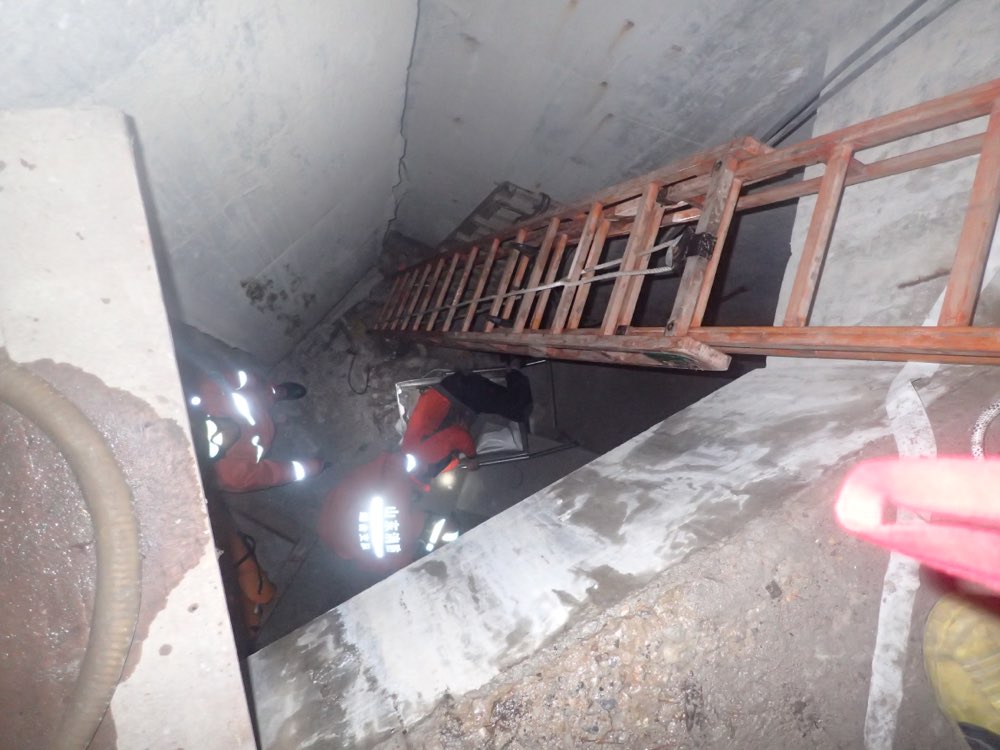 63岁老人失足掉入5米深设备井 莱山消防紧急营救