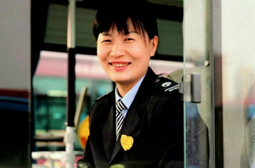巾帼风采丨潍坊“最美公交驾驶员”郭严平：以车为家 14年没请一天假