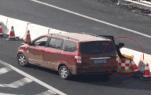 高速路上“顺走”反光锥桶 潍坊这辆面包车被罚200元扣6分