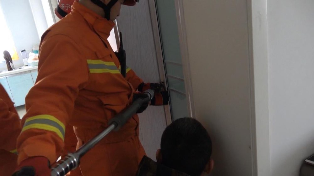 一岁男童误将房门反锁 济宁消防紧急施救