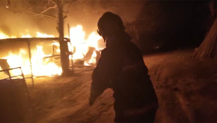 41秒|阳谷一板房突发火灾 消防员奔向火场抱出煤气罐