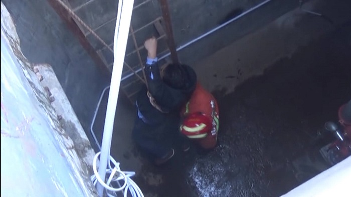 48秒丨济宁一工程检修人员坠入地下泵房 消防部门火速救援