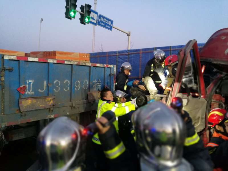三车相撞驾驶人被困  淄博交警消防联合救援