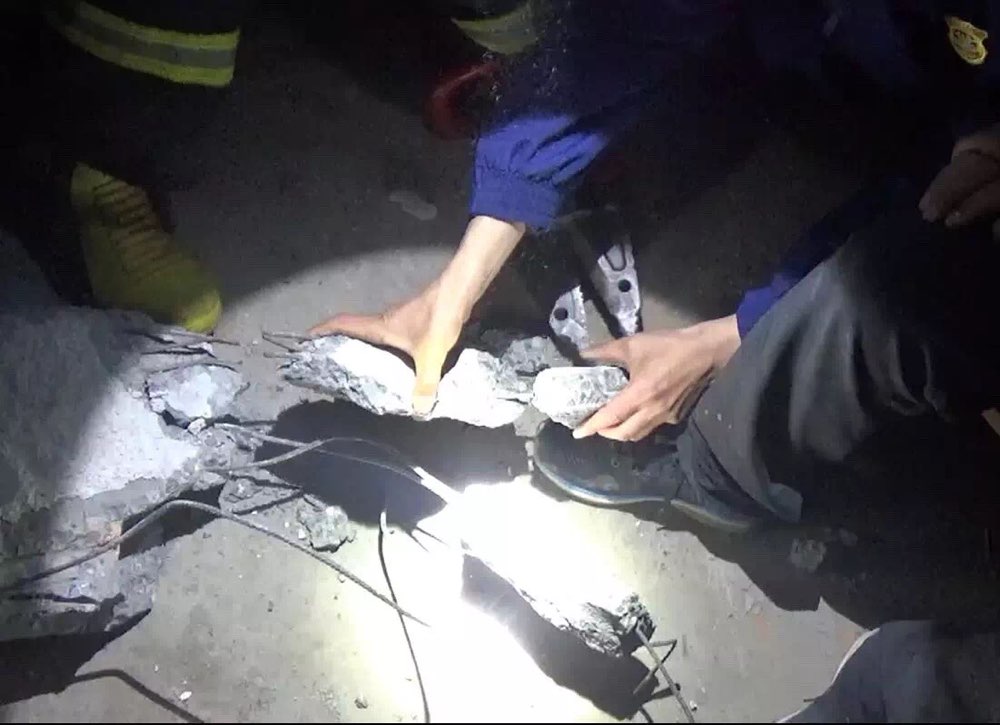 淄博：钢筋刺穿男子脚心  消防员及时救援