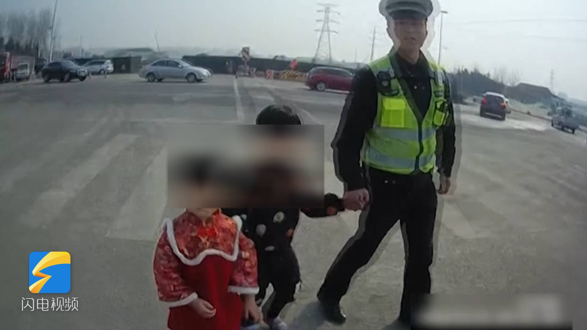 55秒丨淄博一7岁哥哥带5岁妹妹离家找妈妈迷路 民警将其送回家