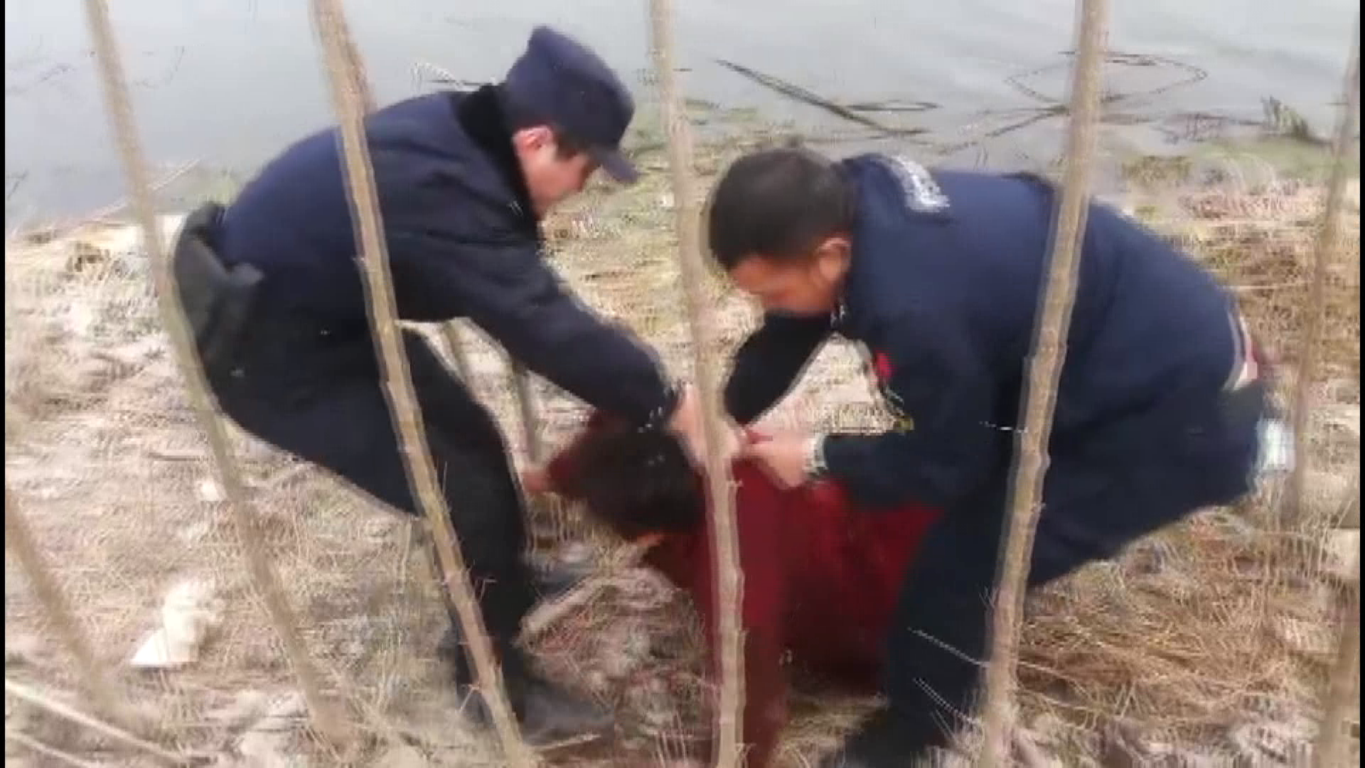 济宁一男子跳5米深河中救人 民警点赞称其“无名英雄”