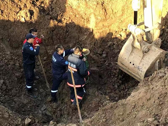 47秒|聊城8岁男孩坠入10米深井7台挖掘机救援 送医抢救无效身亡