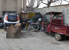 垃圾乱丢异味重 潍坊这个小区的“空地垃圾”该咋处理？