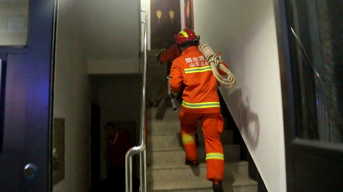 41秒｜烟台：男子阁楼坠落昏迷 消防群众合力搭“救生梯”紧急施救