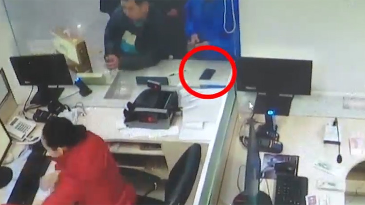42秒｜滨州一女士高铁站买票丢手机 仅十几分钟后失而复得