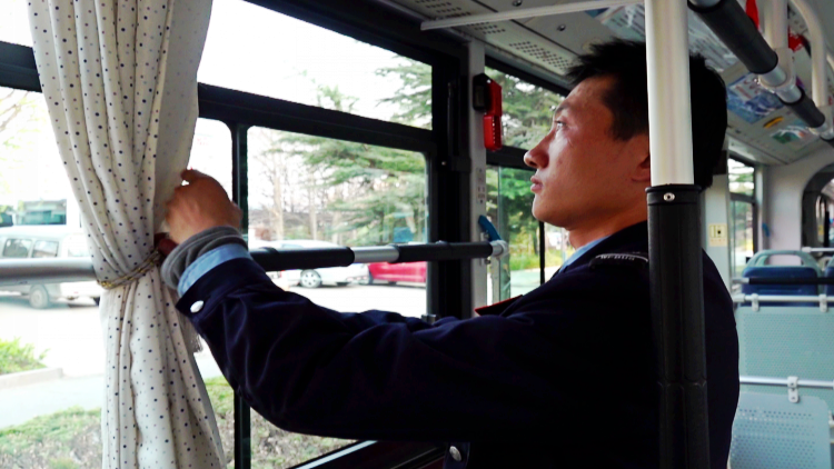 77秒丨全市唯一！潍坊56路公交车上有了温馨“母婴室”