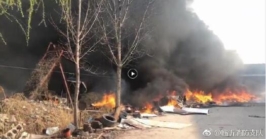罗庄区一工厂废料起火，无人员伤亡