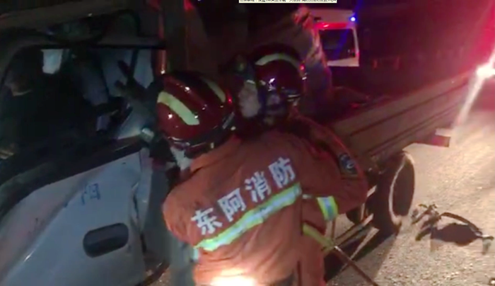 55秒｜凌晨小货车追尾半挂车驾驶员被困 聊城消防成功营救