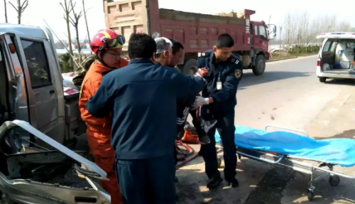 潍坊昌乐两车相撞致一名驾驶员被困 消防迅速破拆成功救援
