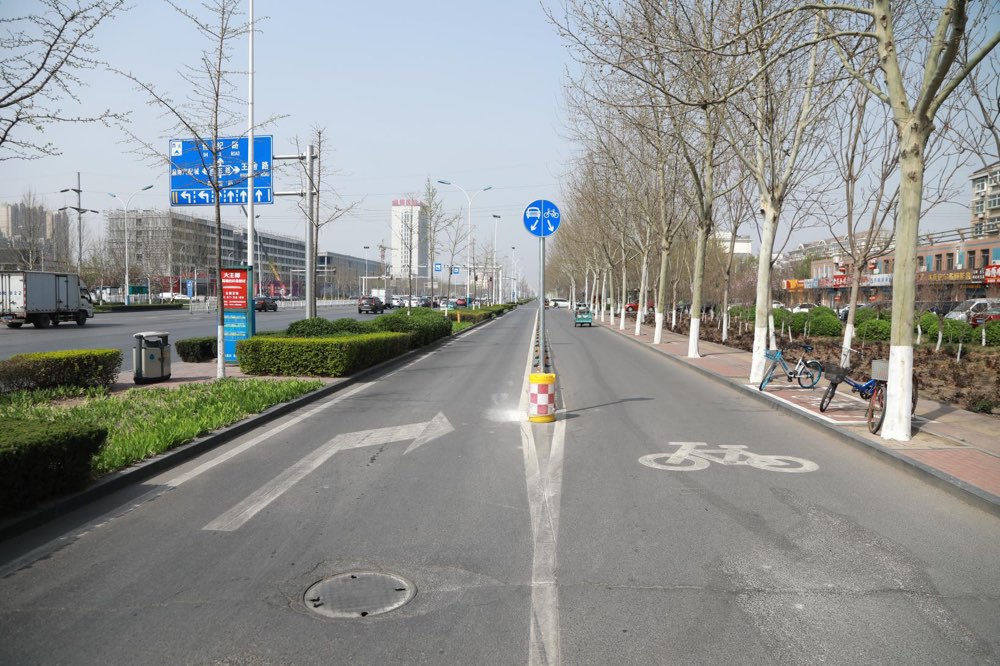 淄博中心城区8个路口实施交通隔离诱导 小改造带来大畅通