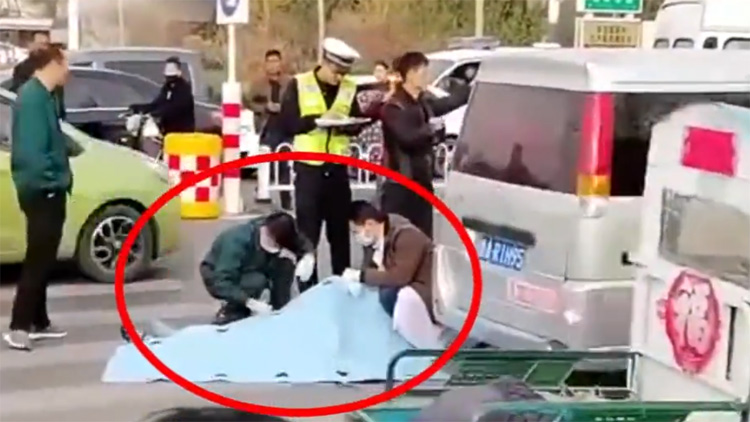 19秒｜突发！滨州一辆三轮车拐弯时翻车 驾驶员遭路过面包车碾压身亡