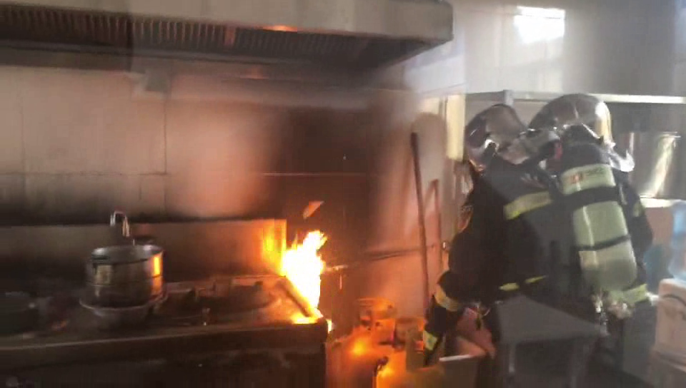 22秒丨淄博一小学食堂液化气起火 消防员徒手抬出液化气罐