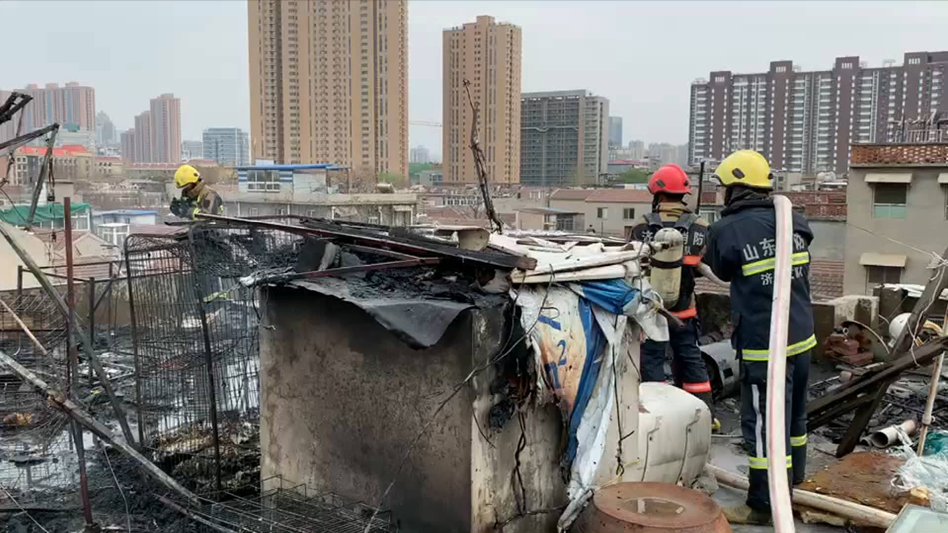 60秒｜济南柳行小区自建房着火殃及附近房屋 记者重回火灾现场 