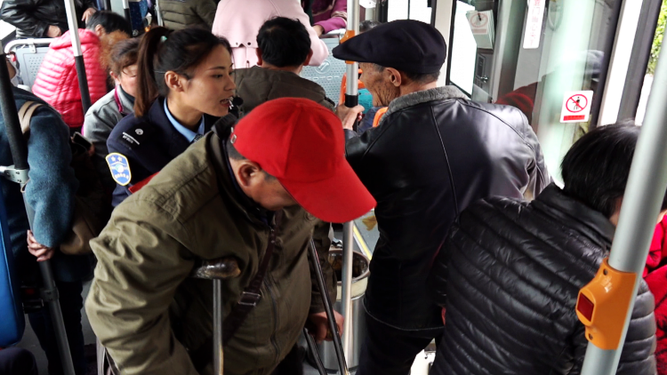 67秒丨潍坊一老人乘公交突然发病 乘务员上演暖心一幕
