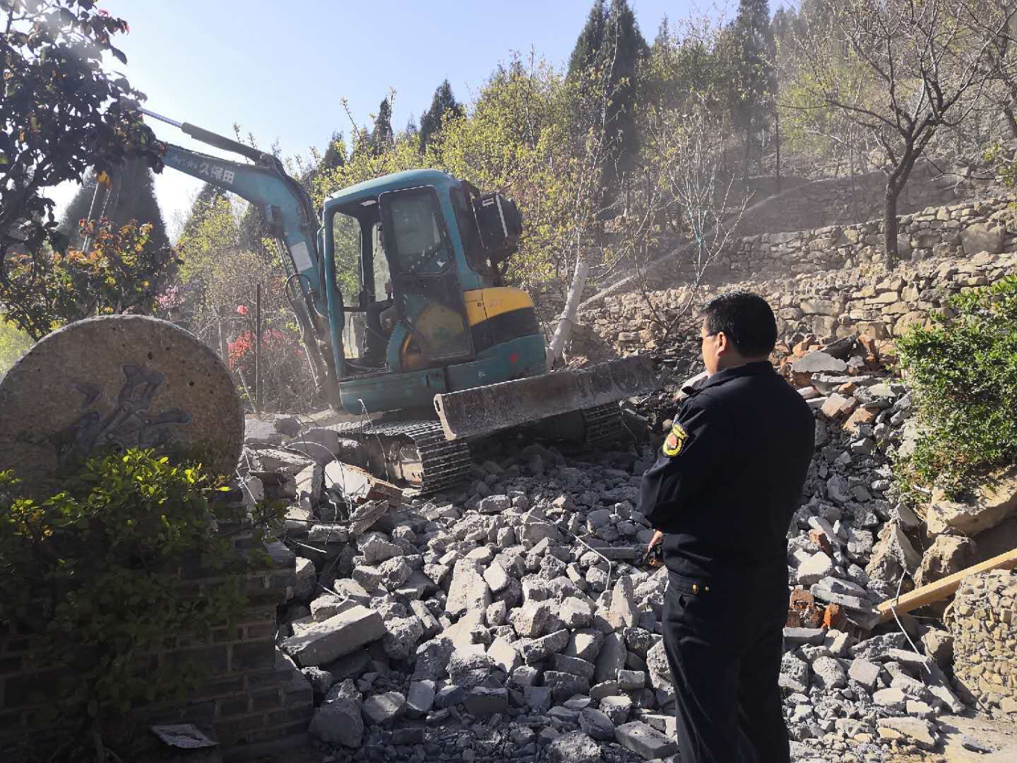 拆违进行时|济南馒头山下的“山林别墅”被拆除