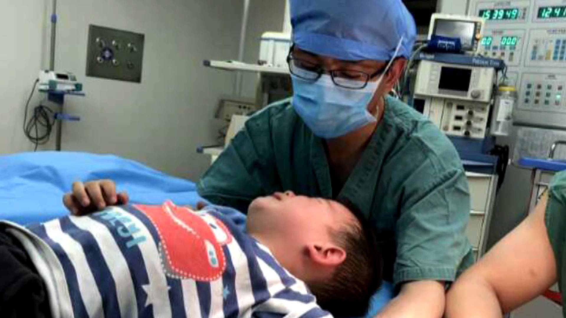 60秒|淄博两岁男童手术中哭闹不止 医生化身“奶爸”陪伴